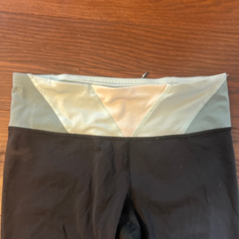 Women’s Lululemon Size 4 23” Cropped Black Running Workout Leggings - Picture 3 of 9